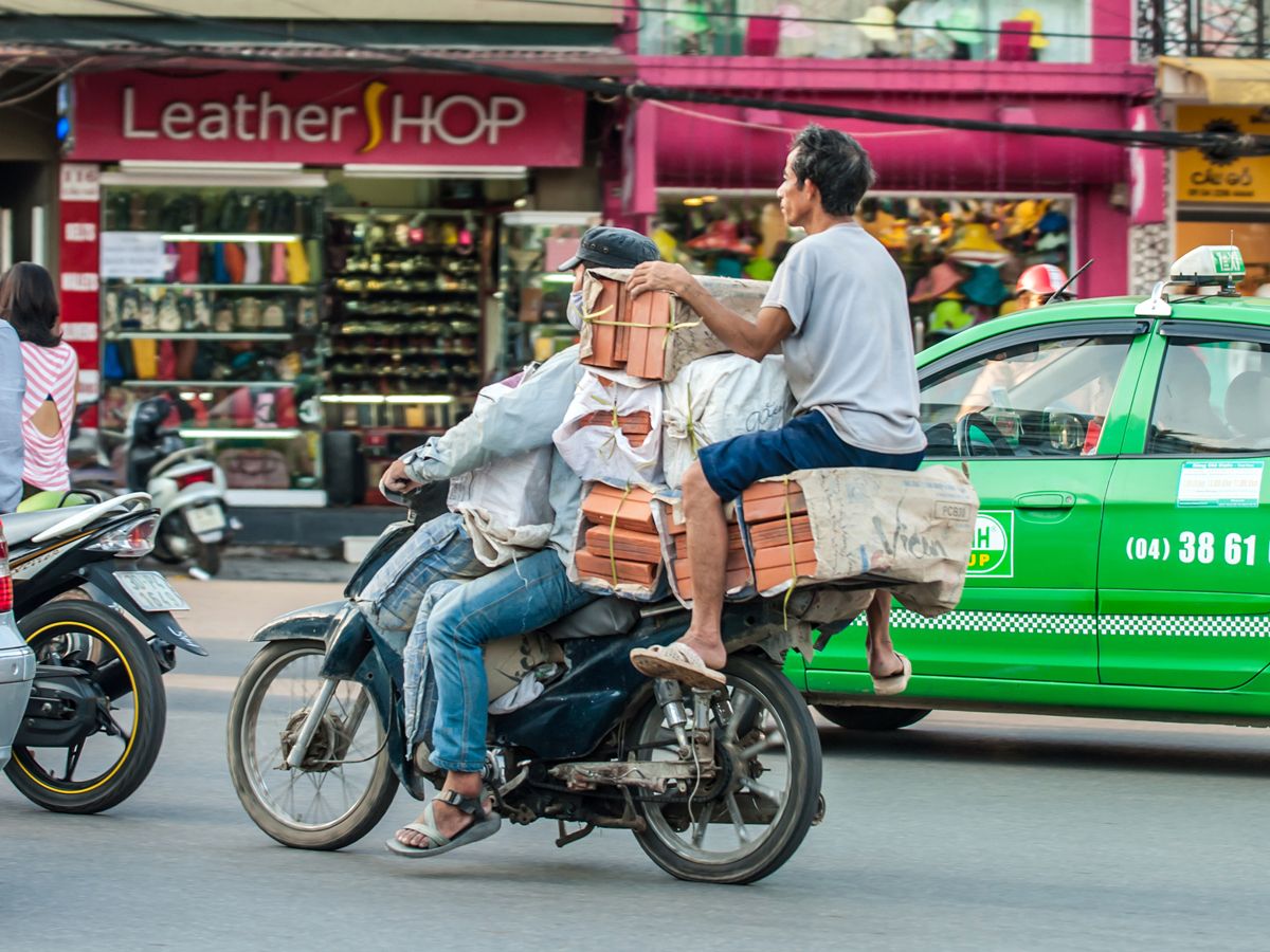 Amazing Skills Riding A Motorcycle With A Heavy Load 