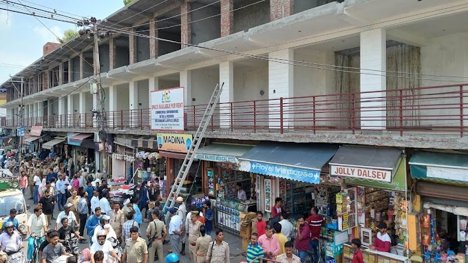  अलीगढ़ में बिना नक्‍शे के बनी एक दर्जन से अधिक दुकानें सील