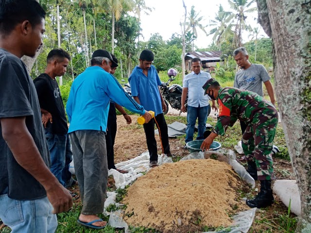 Babinsa Koramil 08/Bukit Sundi Motivasi Warga Dalam Pembuatan Pupuk Kompos Thitonia