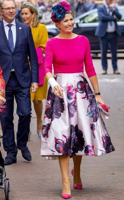 Queen Maxima wore a fuchsia blouse and floral print midi skirt from Natan. Mexican painter Frida Kahlo