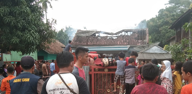 Diduga Konseleting Listrik, Rumah Milik Ortu Edward A di Blambanga Umpu Terbakar