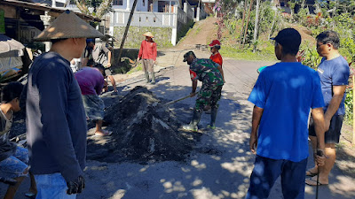 Babinsa di Minahasa Ini Gotong Royong Bersama Pemerintah Desa