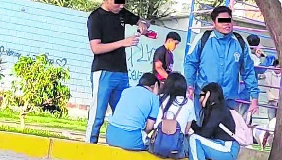 GRABAN A GRUPO DE ESCOLARES BEBIENDO LICOR EN PARQUE DE LA VICTORIA.