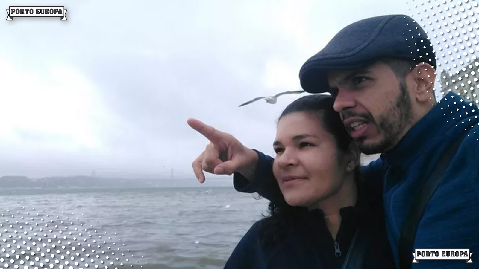 Foto de um homem branco com uma boina, identificado como Uelber Oliveira, de 33 anos e sua esposa, ambos olhando o mar.