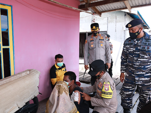 Polres Natuna Bersama Pegawai Puskesmas Ranai Lakukan Vaksinasi Bagi Lansia dengan Door to Door