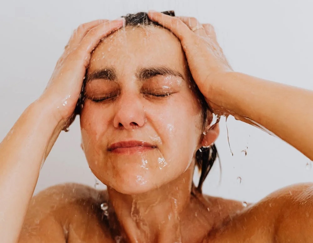 Mujer bañandose