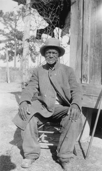 Imagen 533A | Wes Brady, ex esclavo, Marshall, Texas, 1937. Esta fotografía fue tomada como parte de la Colección Narrativa de Esclavos del Proyecto de Escritores Federales, que a menudo ha sido utilizada como fuente primaria por los historiadores. | Administración de Progreso de Obras de los Estados Unidos, Proyecto Federal de Escritores; editado por Usuario: Chick Bowen / Dominio público