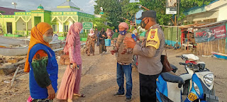 Jalin Silaturahmi, Bhabinkamtibmas Pulau Kodingareng rutin Sambangi  Masyarakat