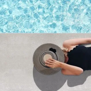 algumas ideias de fotos na piscina para você se inspirar e se divertir