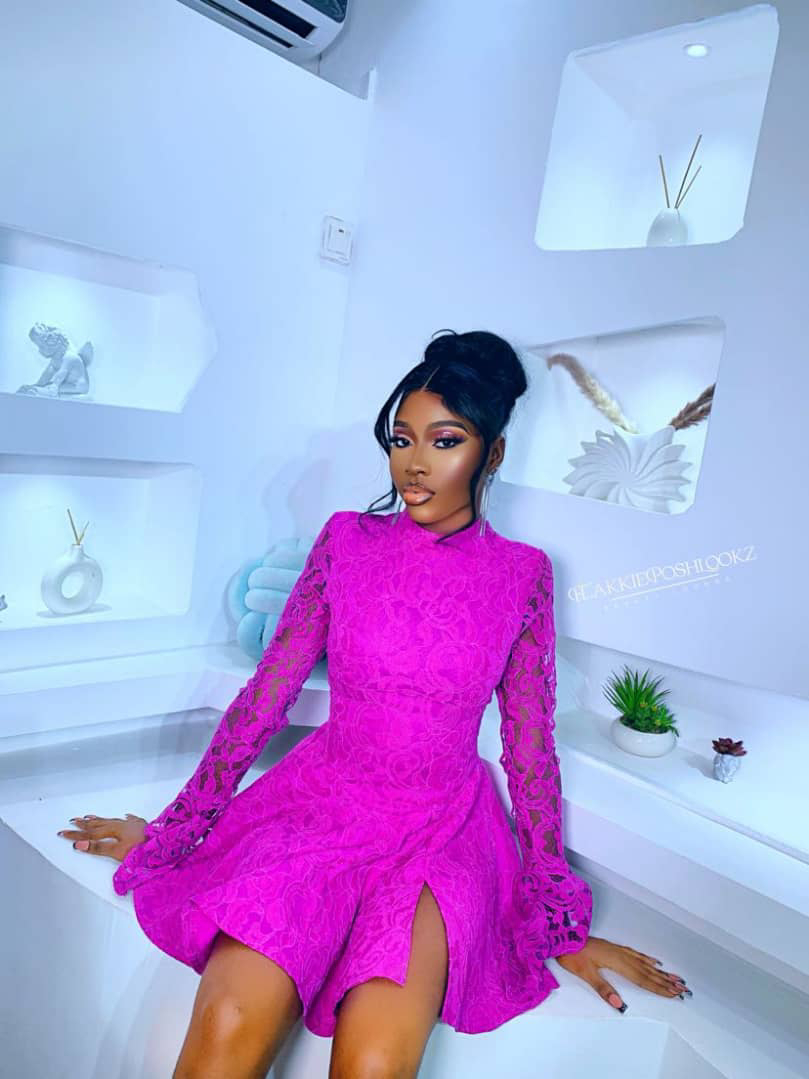 A SALES ASSISTANT needed in a BEAUTY PARLOUR in Lekki phase 1, salary 50k upward, no accommodation, must be good-looking
