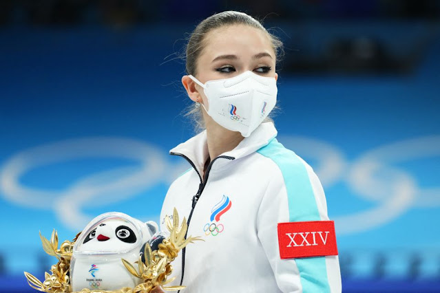 Kamila Valieva, de máscara e com o mascote dos Jogos