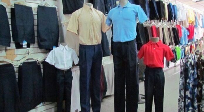 Costear el uniforme escolar a los padres se les hace cuesta arriba