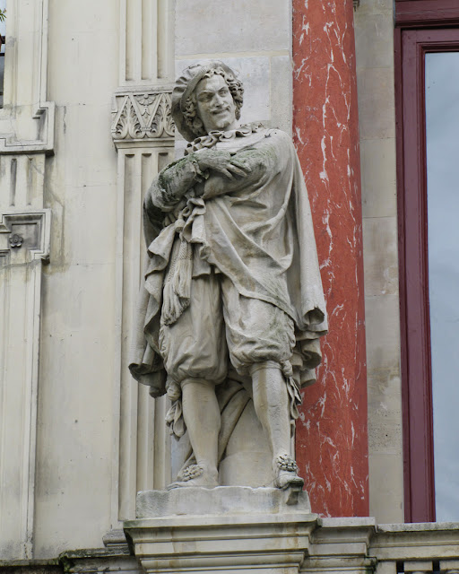 Allegory of the Comedy personified by Molière's Scapin, sculpture by Amédée Doublemard, Théâtre de la Gaîté, rue Papin, Paris