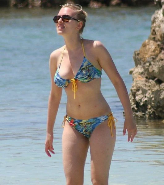 Scarlett Johansson Show her Sexy big Butt in bikini | Scarlett Johansson hot and sexy bikini looks