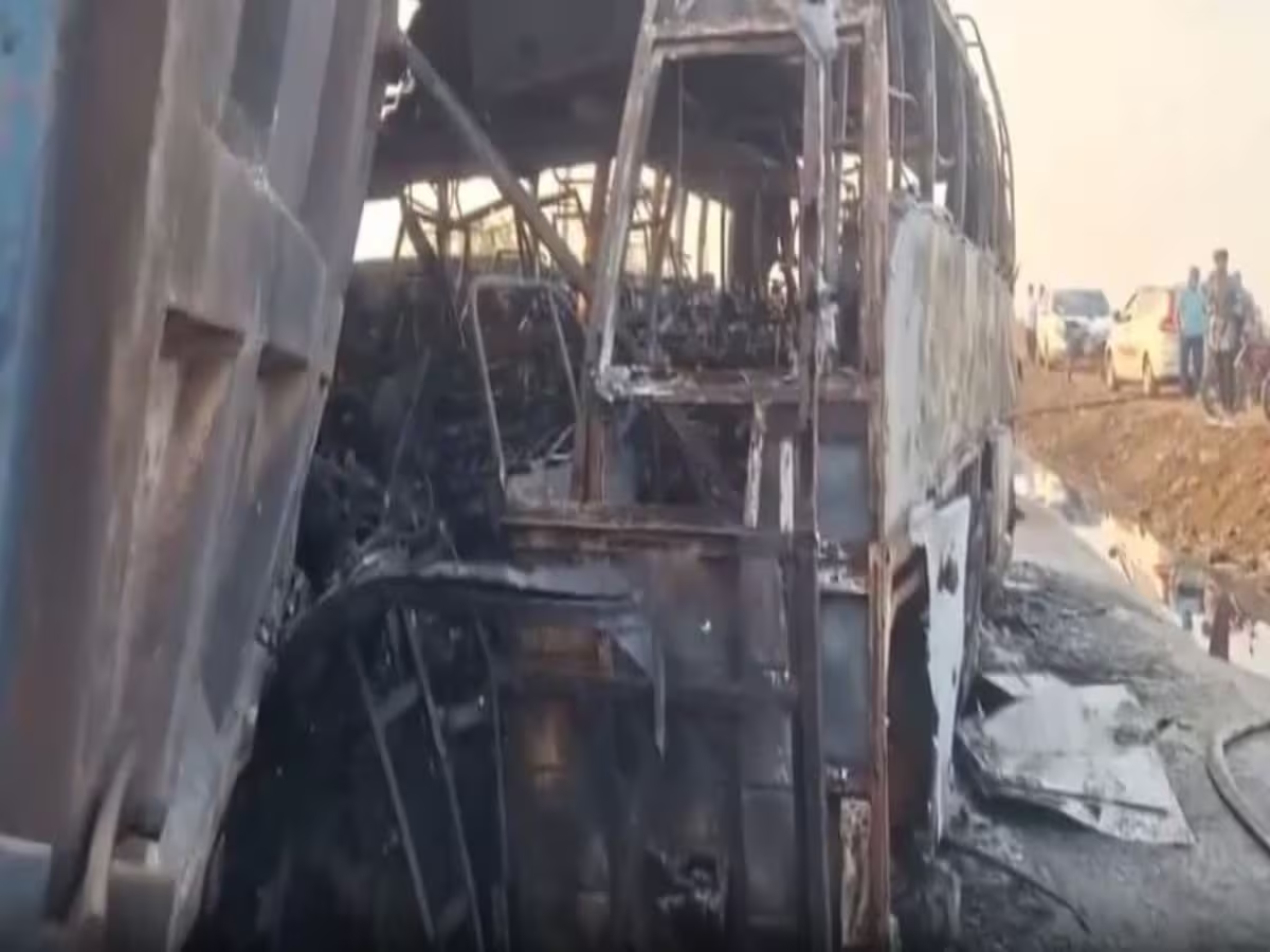 विजयवाड़ा हैदराबाद हाइवे पर बस और ट्रक की टक्कर में 6 लोगों की जलकर मौत 