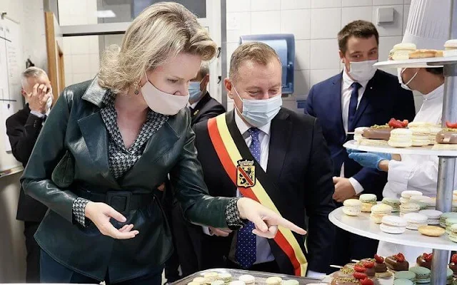 The Queen toured three kitchens of the EHPN, the hot kitchen, the cold kitchen and the pastry shop. Natan leather jacket