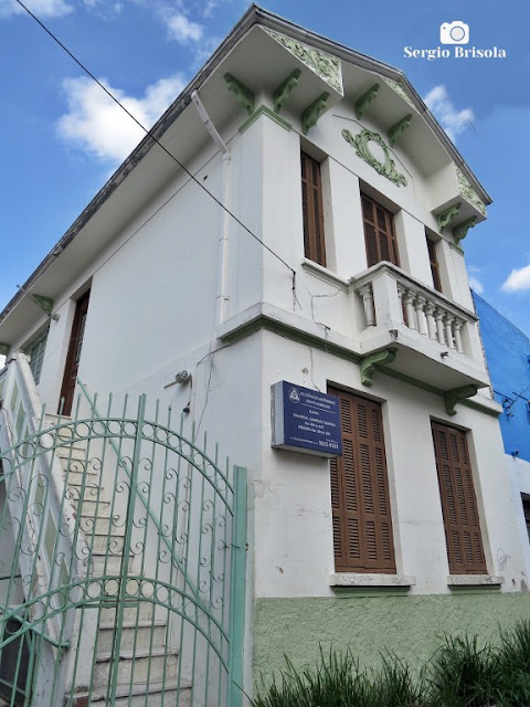 Vista lateral ampla de um Casarão assobradado antigo na Rua Treze de Maio, Bela Vista