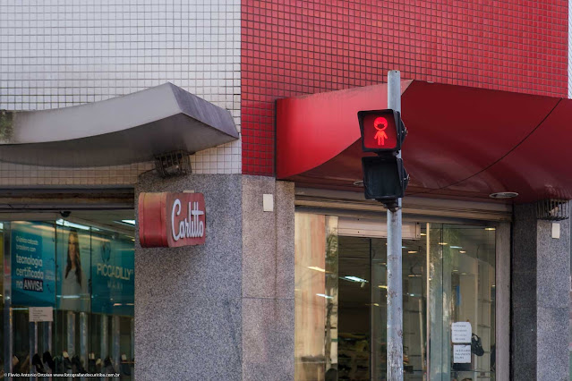 Semáforo para pedestres com bonequinho usando máscara