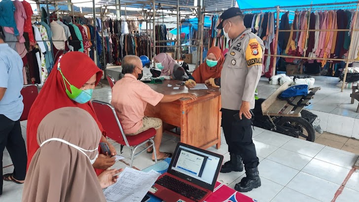 Inilah Kabag Ops Polres Takalar, Kawal Giat Vaksinasi di Pasar Sentral