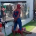 SUPER-HERÓI EM AÇÃO: ‘HOMEM-ARANHA’ DETÉM ASSALTANTES EM PRAIA; VEJA O VÍDEO