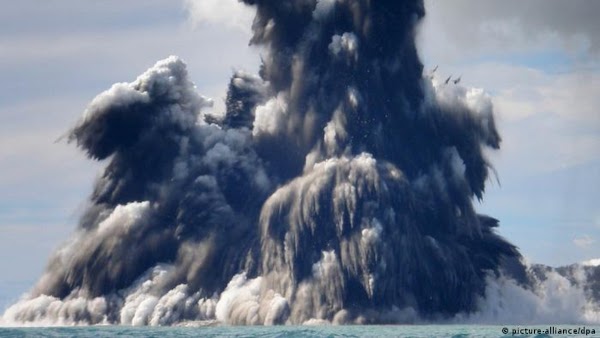 URGENTE: Olas de tsunami golpean Tonga después de la erupción de un gran volcán submarino