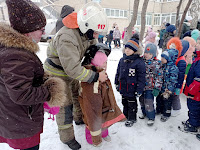 Огнеборцы 117-й пожарно-спасательной части рассказали детям, об особенностях профессии пожарного-спасателя
