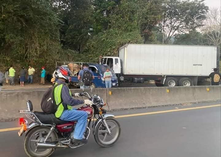 El Salvador: Motociclista pierde la vida tras ser embestido por un camión de carga en Armenia, Sonsonate