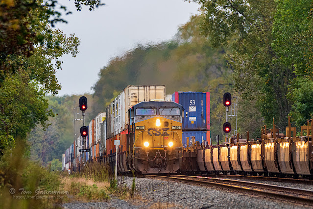 CSXT 780 leads Q017-05 past the block signals at MP QC298.6