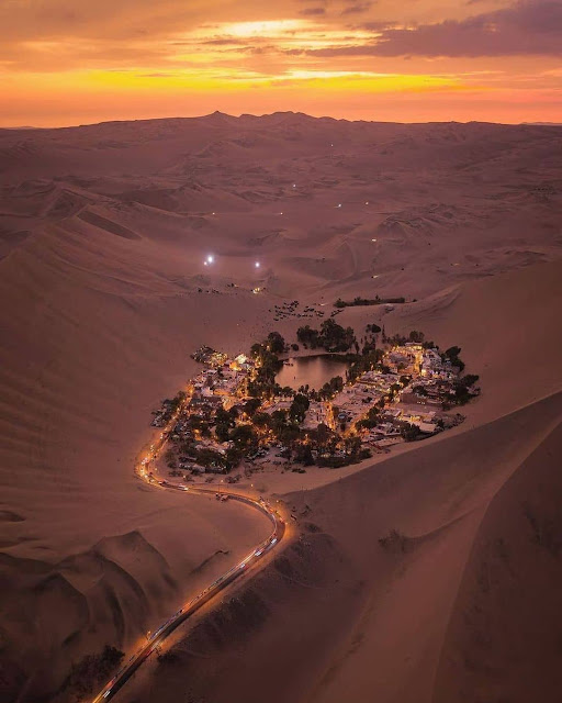 Peru’nun Ica şehrinde çölün ortasında bir göl. Adı Huacachina.Çöl Gölün etrafında palmiye ağaçları, sakız ağaçları ve kahve yetişiyor.