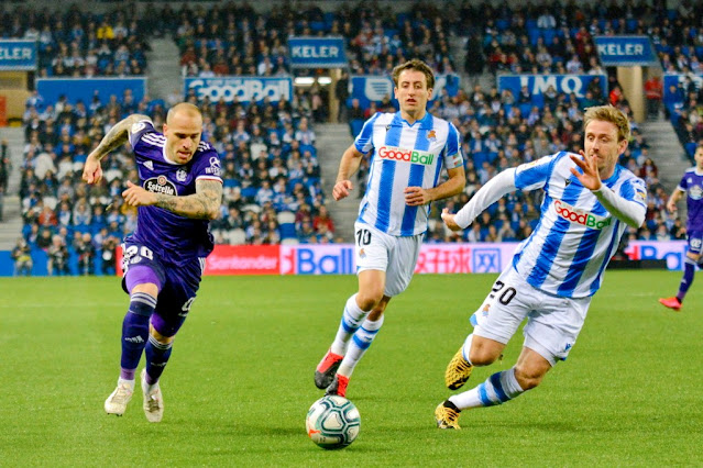 Sandro a la carrera con Monreal, perseguidos por Mikel Oyarzabal. REAL SOCIEDAD DE FÚTBOL DE SAN SEBASTIÁN 1 REAL VALLADOLID 0. Sábado 28/02/2020, 21:00 horas. Campeonato de Liga de 1ª División, jornada 26. San Sebastián, Guipúzcoa, Reale Arena