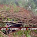 ഓടിക്കൊണ്ടിരിക്കുന്ന കാറിന് മുകളിൽ മണ്ണും മരവും വീണു ഡ്രൈവർ അൽഭുതകരമായി രക്ഷപ്പെട്ടു