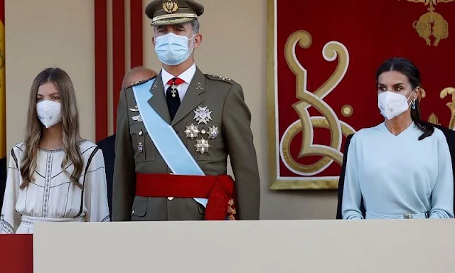 Infanta Sofia wore an embroidered eco-friendly viscose dress by Claudie Pierlot. Queen Letizia wore a light blue dress