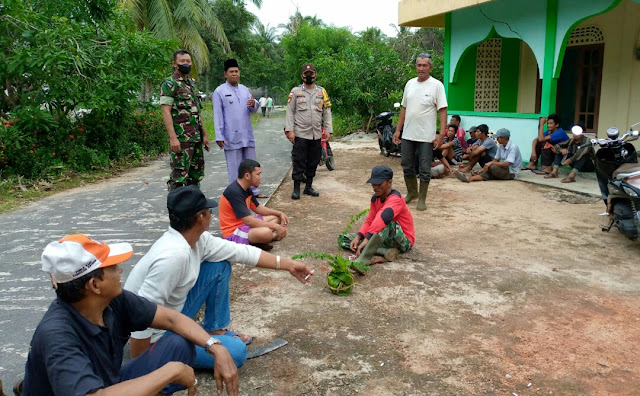 Babinsa Agung Sucianto Gotong Royong bersama Kades dan Warga Desa Sepempang