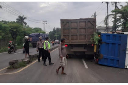 Truk Muat Sayur Terguling Di Jalan Raya Trosobo Sidoarjo Diduga Sopir Truk Mengantuk