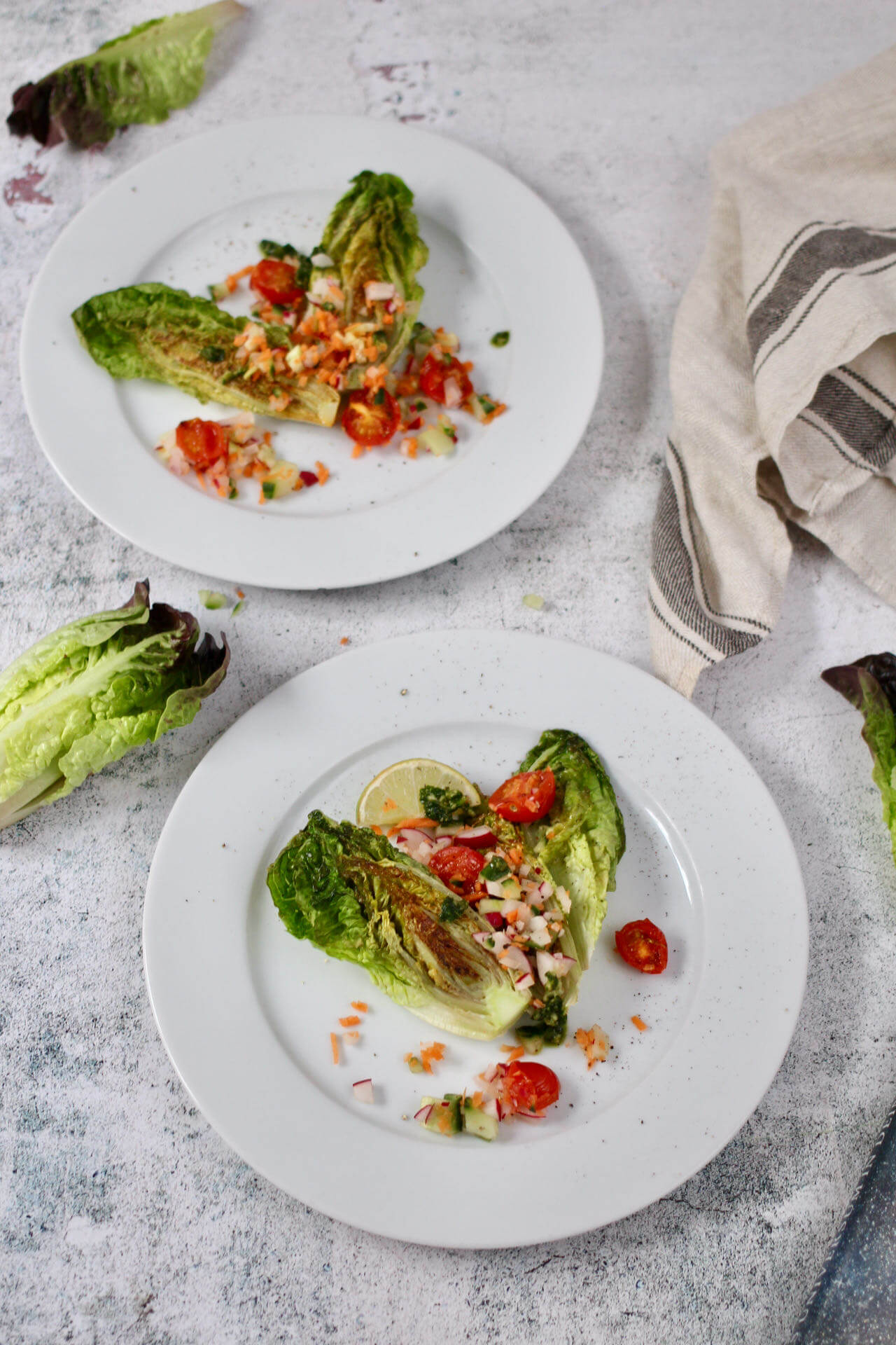 Gegrillte Salatherzen mit Gemüse