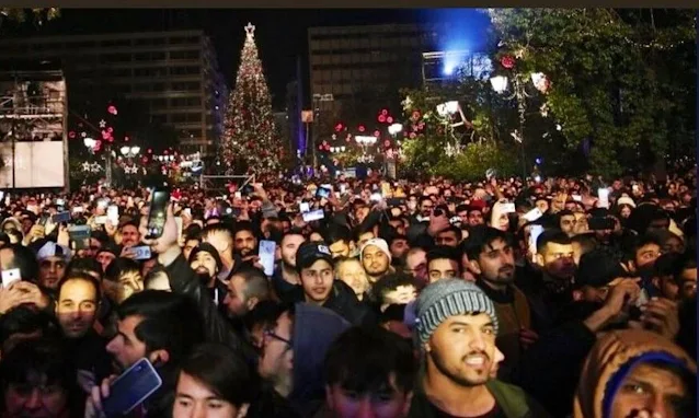 Σάλος με τους χιλιάδες μετανάστες χωρίς μέτρα προστασίας το βράδυ της παραμονής Πρωτοχρονιάς στο Σύνταγμα (βίντεο)