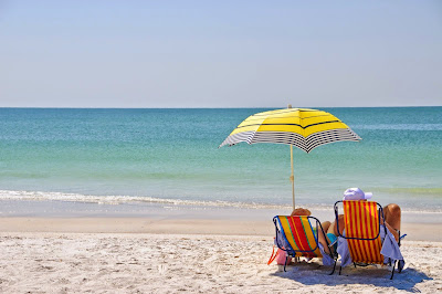 Picture of a picnic on the beach. Eating before swimming does have any effect. So what foods are best?