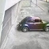 VÍDEO FLAGRA MOMENTO EM QUE MOTORISTA ATROPELA HOMEM QUE O ASSALTOU E ACABA COLIDINDO COM FUSCA QUE NÃO TINHA NADA A VER COM A HISTÓRIA