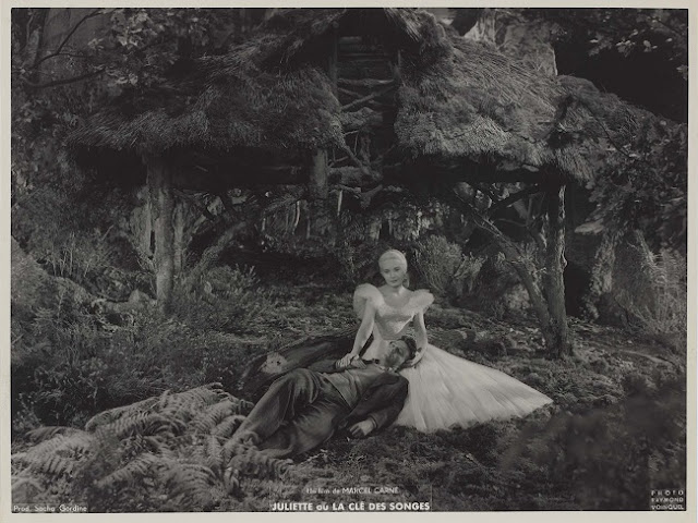 "Juliette ou la Clé des songes" : Gérard Philipe et Suzanne Cloutier dans la forêt (photo : R. Voinquel)