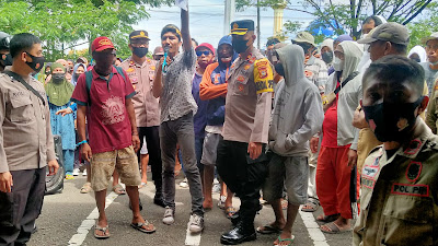 Aksi Massa menuntut tambak Udang di tutup