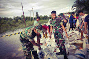 Peduli Akan Kesulitan Rakyat, Anggota Koramil 1012-10/Dusun Selatan Sigap Bantu Gotong-Royong Timbun Jalan yang Terputus Terdampak banjir