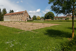  foto de uma construção isolada da abadia no meio do campo  