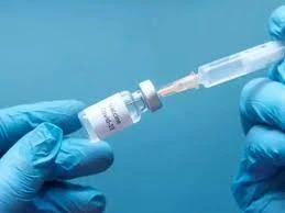 “Cautious optimism” Scientists: Omicron is less able to put you in hospital  Two new studies provided some early indications that the omicron mutant may be milder than the delta mutant, while AstraZeneca confirmed that a third dose of its COVID-19 vaccine significantly increases the level of omicron antibodies.  Two new British studies provide some early indications that the omicron mutant of the coronavirus may be milder than the delta mutant.  The scientists stress that even if the results of these early studies hold, any simplification in severity needs to be weighed against the fact that Omicron spreads much faster than Delta and has a greater ability to avoid vaccines.  The number of injuries themselves can still overwhelm hospitals. New studies released Wednesday support previous research suggesting that the omicron may not be as harmful as the delta mutate, Manuel Ascano Jr., a biochemist at Vanderbilt University said.  "Cautious optimism might be the best way to look at this," he added. An analysis from the Covid-19 response team at Imperial College London estimated the risks of hospitalizations for omicron cases in England, and found that people with the mutant are about 20% less likely to go to hospital than those with delta, and 40% less likely to be admitted to hospital. hospital for a night or more.  This analysis included all cases of Covid-19 confirmed by "PCR" tests in England in the first half of December, in which the mutant can be identified, and they were 56 thousand cases of omicron and 269,000 cases of delta.  A separate study by scientists at the University of Edinburgh and other experts indicated that the risk of hospitalization for those with an omicron was two-thirds lower than those with a delta mutant.  On the other hand, the pharmaceutical company “AstraZeneca” confirmed Thursday that a third dose of its vaccine against Covid-19 “significantly” increases the level of antibodies to the Omicron mutant, referring to a clinical study in this regard.  The company explained in a statement that "levels of omicron-neutralizing antibodies after a third dose of the Vaxyphria serum" that it developed against Covid "are largely similar to the levels achieved after two doses against the delta mutant."