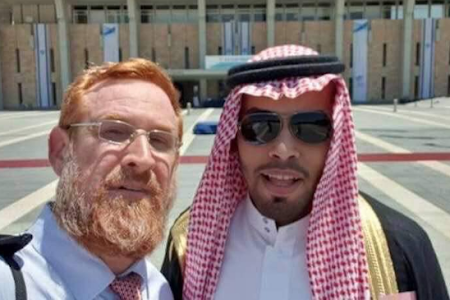  المُطبع السعودي #محمد_سعود يلتقط صورًا مع المتطرف الصهيوني يهودا غليك الذي يقود اقتحامات الأقصى ويدعو لبناء الهيكل مكان الأقصى