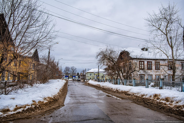 Заасфальтированная дорога в поселке