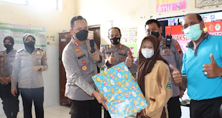 Bahagianya Anak-Anak SD Dapat Hadiah dari Kapolres Sukoharjo saat Vaksinasi