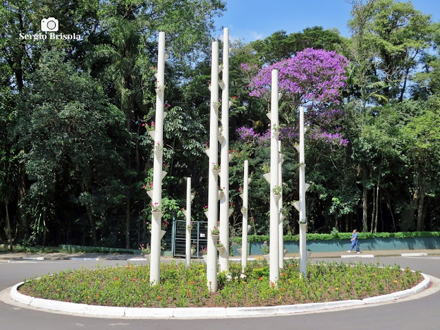 Close-up dos postes ornamentados do canteiro da entrada do Instituto Butantan