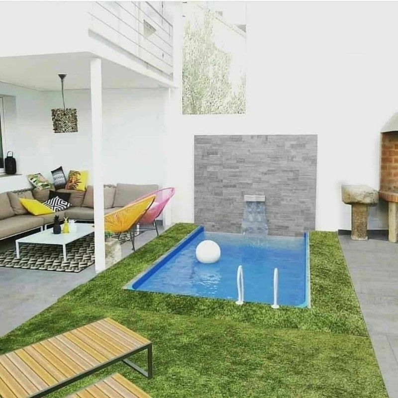 Rumah minimalis dengan kolam kecil di dalam ruangan