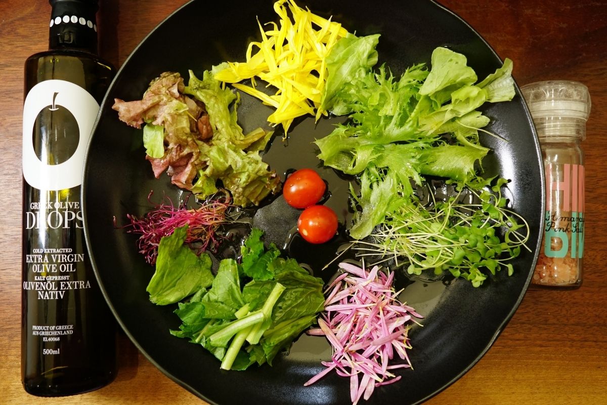 食用菊のサラダとオリーブオイル