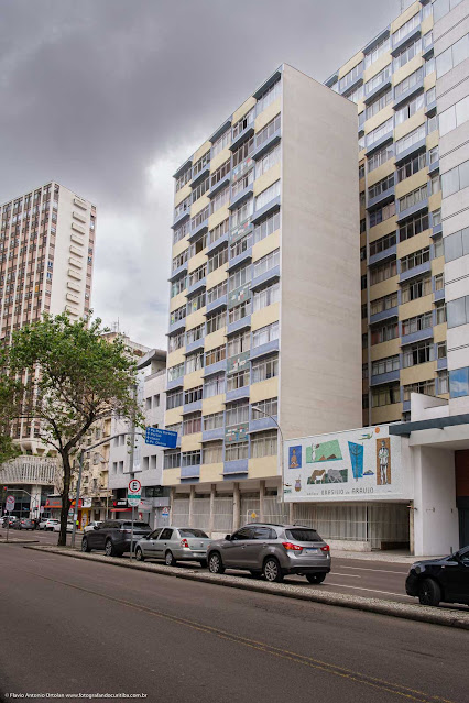 Edifício Brasilio de Araújo, na Rua Visconde de Nacar, com painel de Franco Giglio